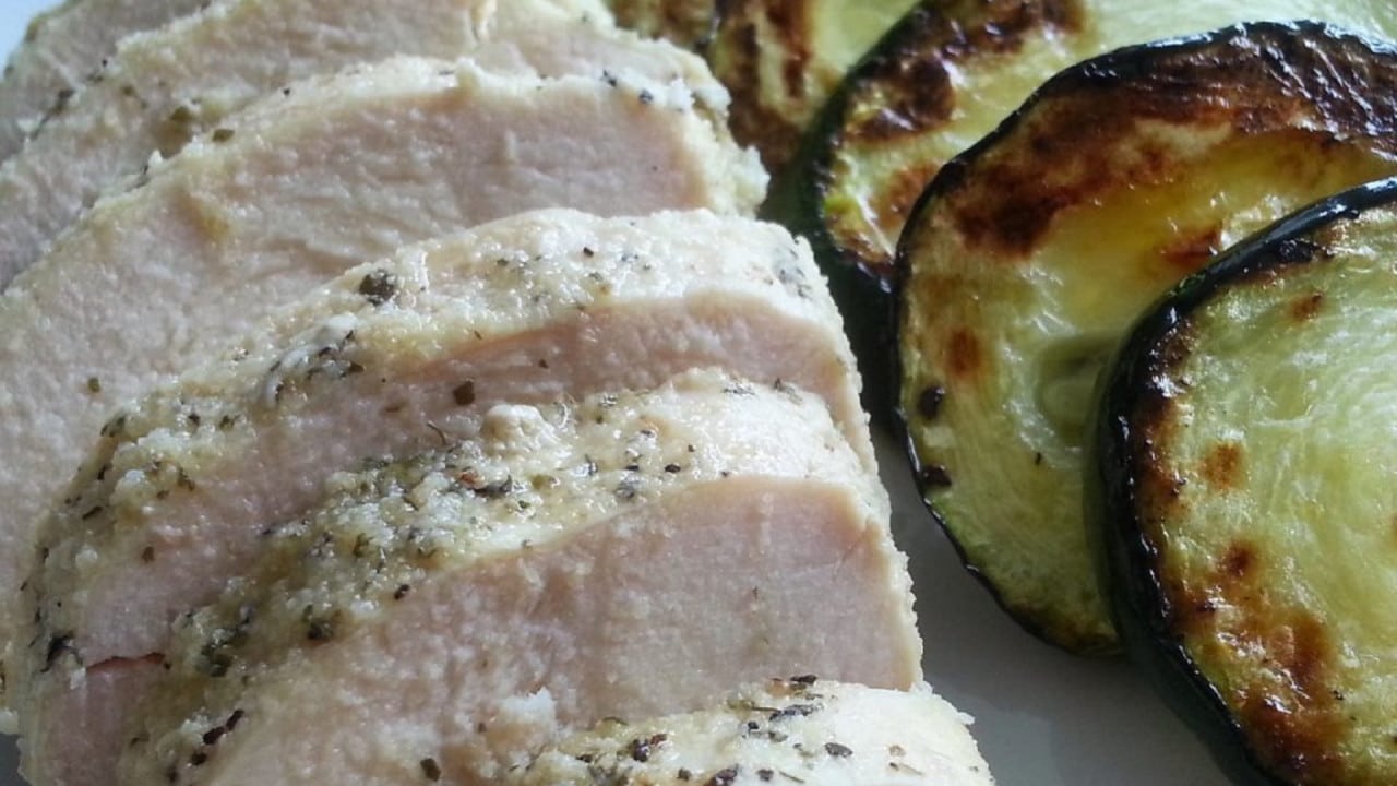 Pechuga de pollo asada con calabacín a la plancha