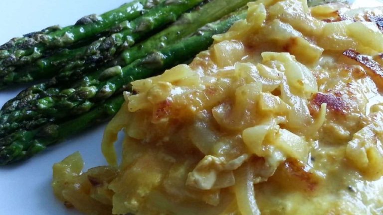 Pollo a la mostaza con espárragos verdes