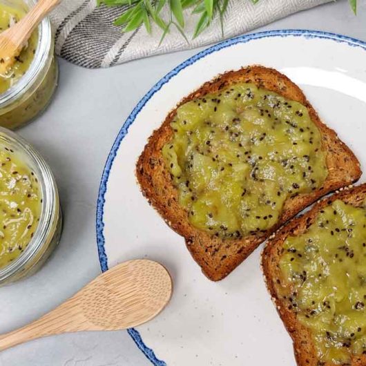 Mermelada de kiwi sin azúcar servida sobre tostadas de pan
