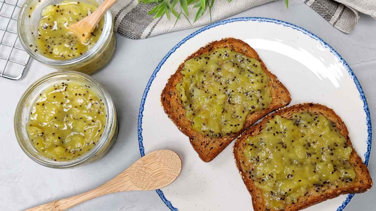 Mermelada de kiwi sin azúcar servida sobre tostadas de pan