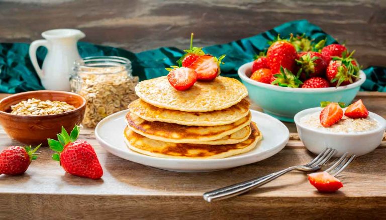 Unas tortitas de avena con fresa en una mesa de desayuno