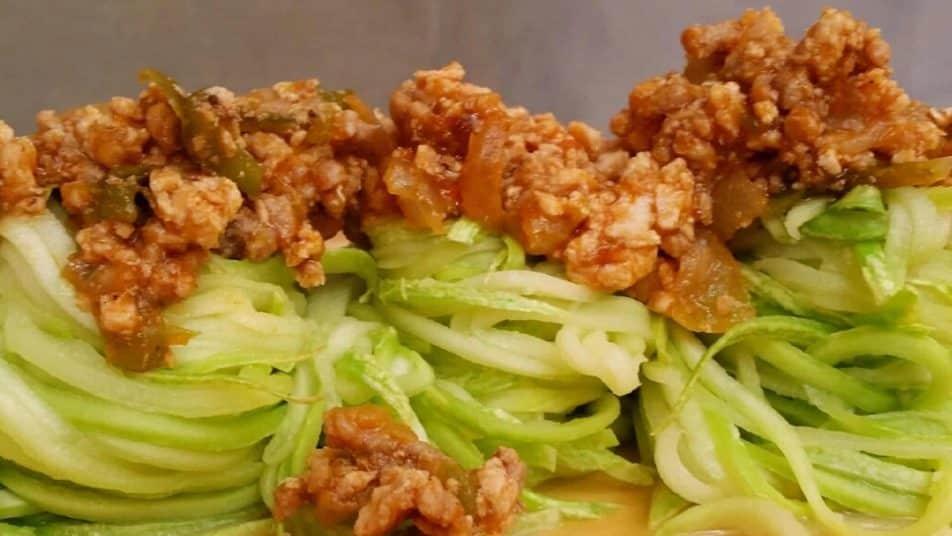 Tallarines de calabacín con carne picada estilo mexicano