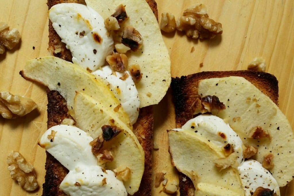 Brusquettas con manzana, queso de cabra y nueces