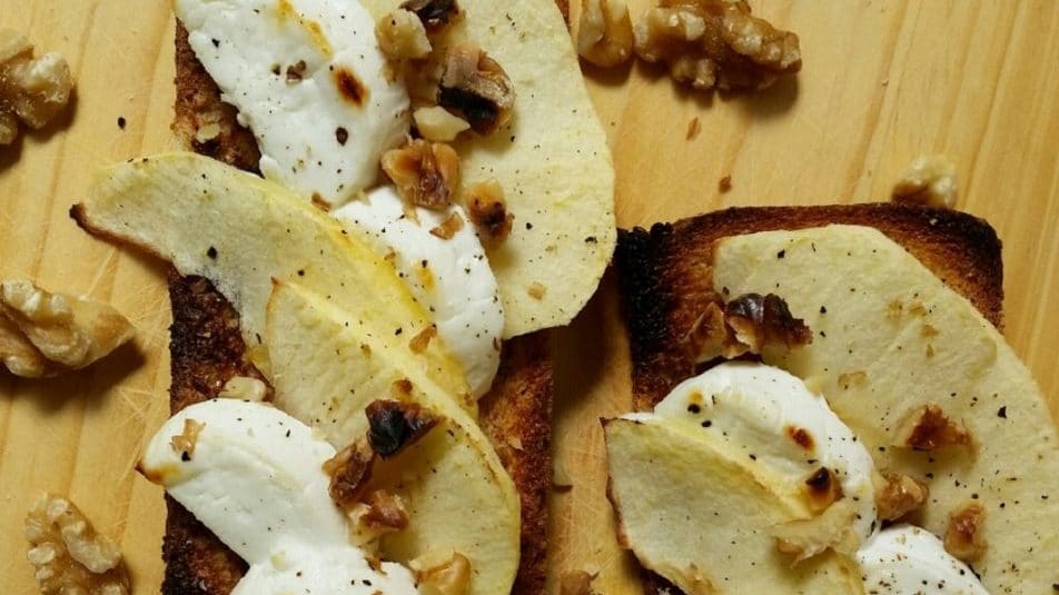 Brusquettas con manzana, queso de cabra y nueces