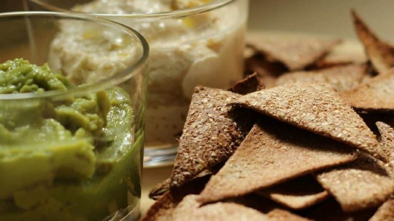 Nachos saludables con guacamole y hummus