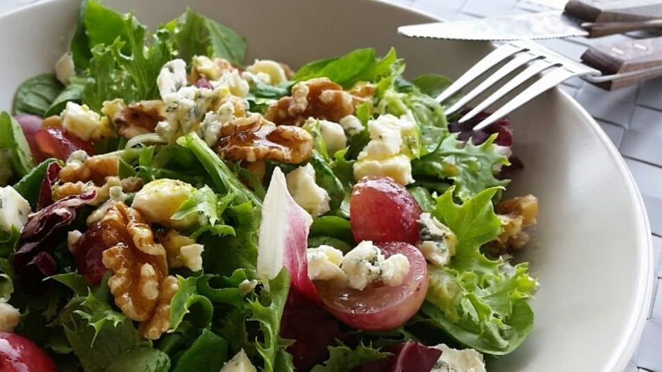 Ensalada con uvas, queso azul y nueces