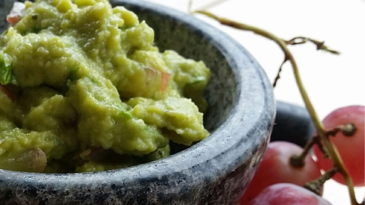 Guacamole con uvas moradas, exquisito y saludable