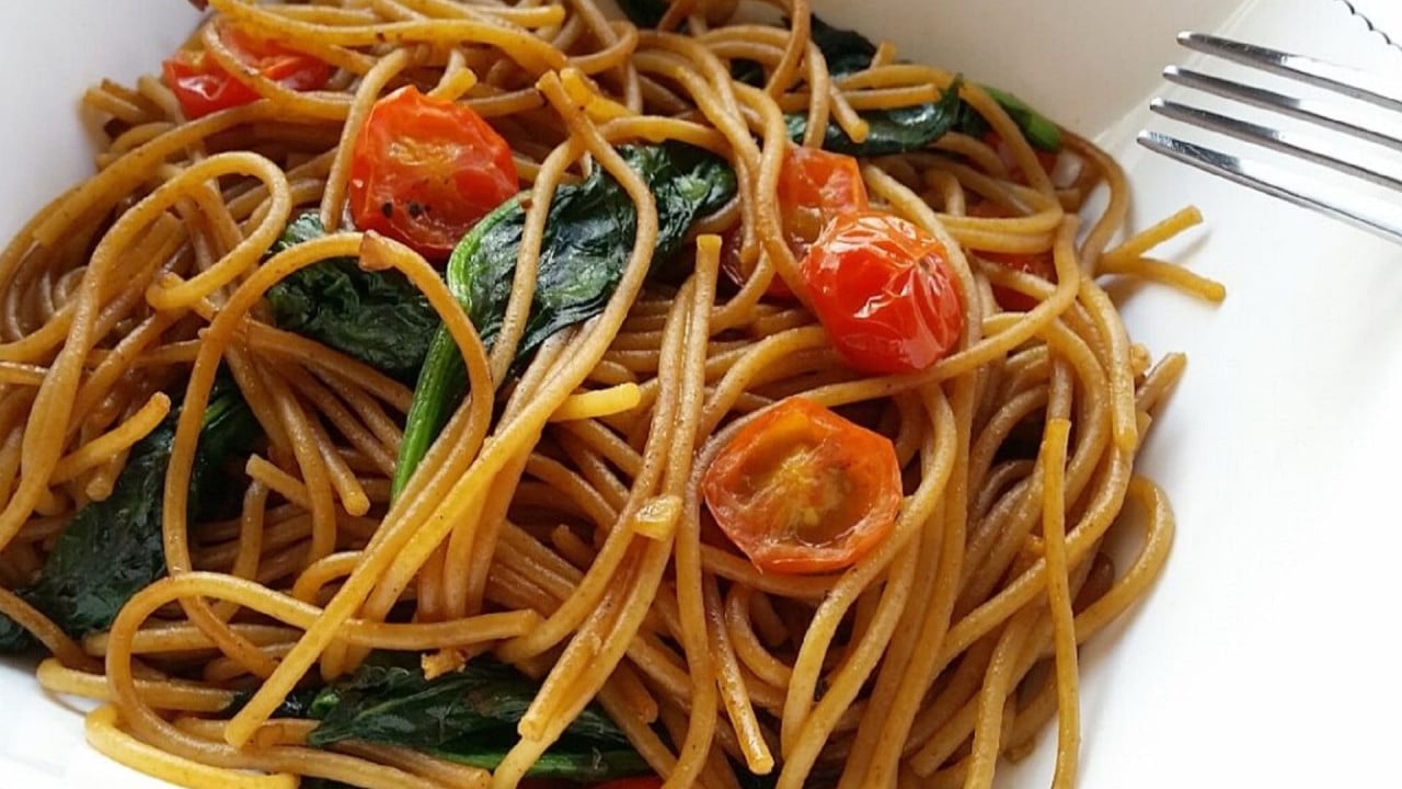 Espaguetis con tomates cherry y espinacas
