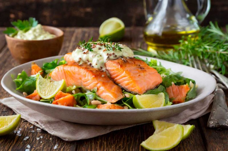 Ensalada templada con salmón y cebolla caramelizada
