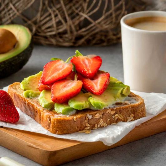 Unas tostadas con fresa y aguacate