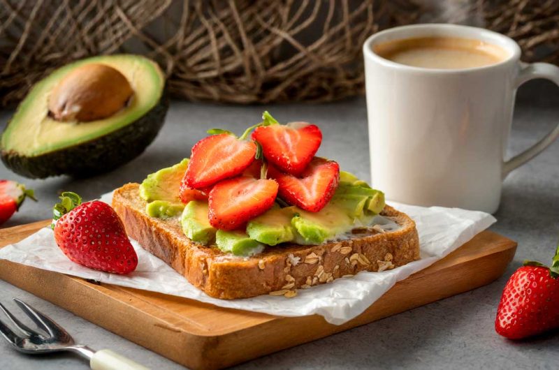 Tostadas con fresas, aguacate y albahaca