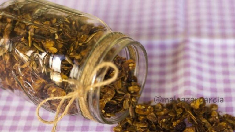 Granola casera saludable con arándanos