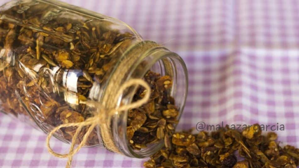 Granola casera saludable con arándanos