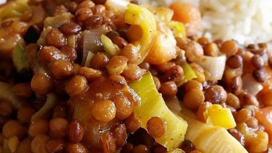Lentejas garam masala con puerro y tomate