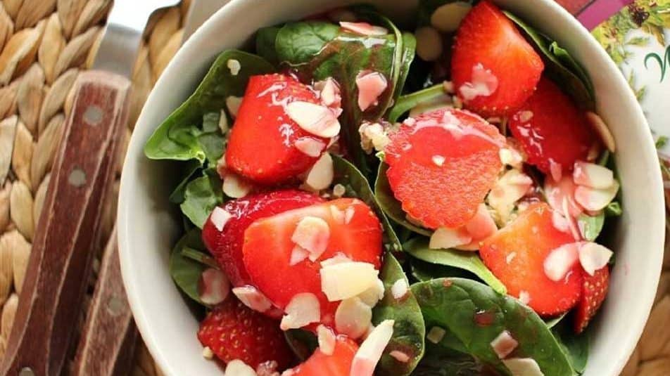 Ensalada de espinacas con quinoa y fresas