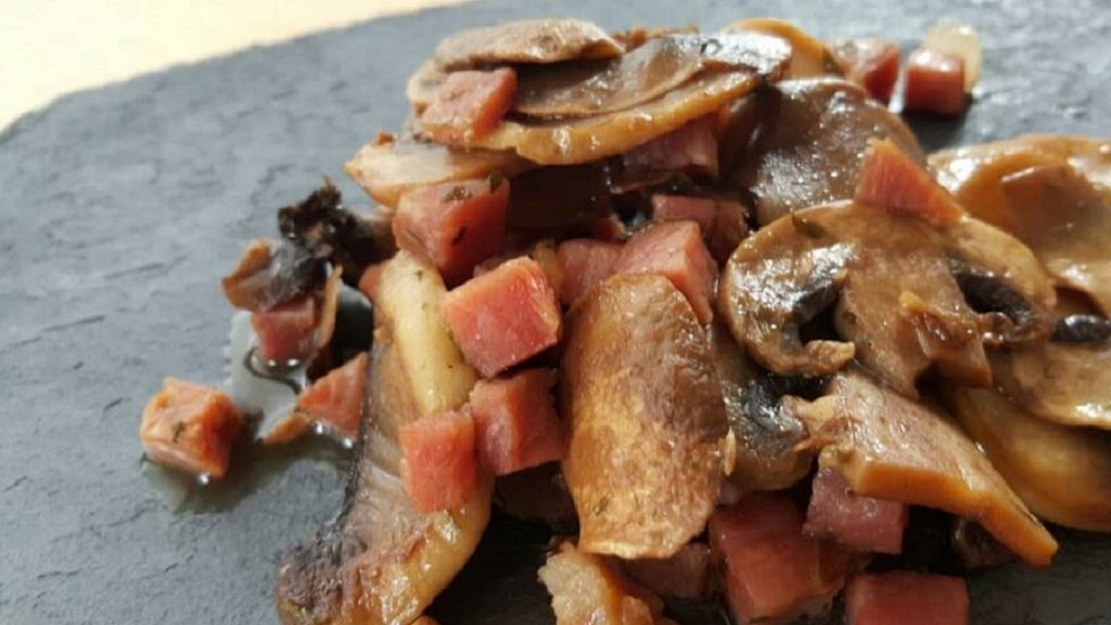 Champiñones salteados con jamón serrano