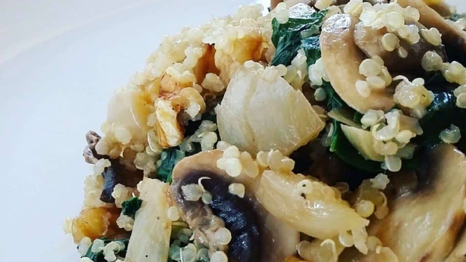 Quinoa salteada con champiñones y espinacas