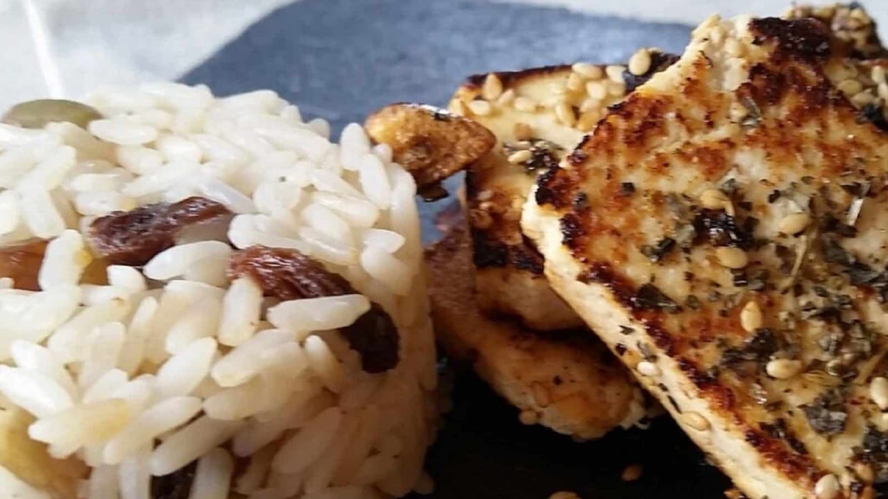 Tofu a la plancha con arroz y frutos secos