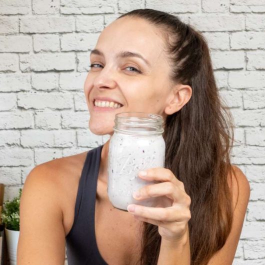 Batido con arándanos cremoso y proteico - María Alcázar