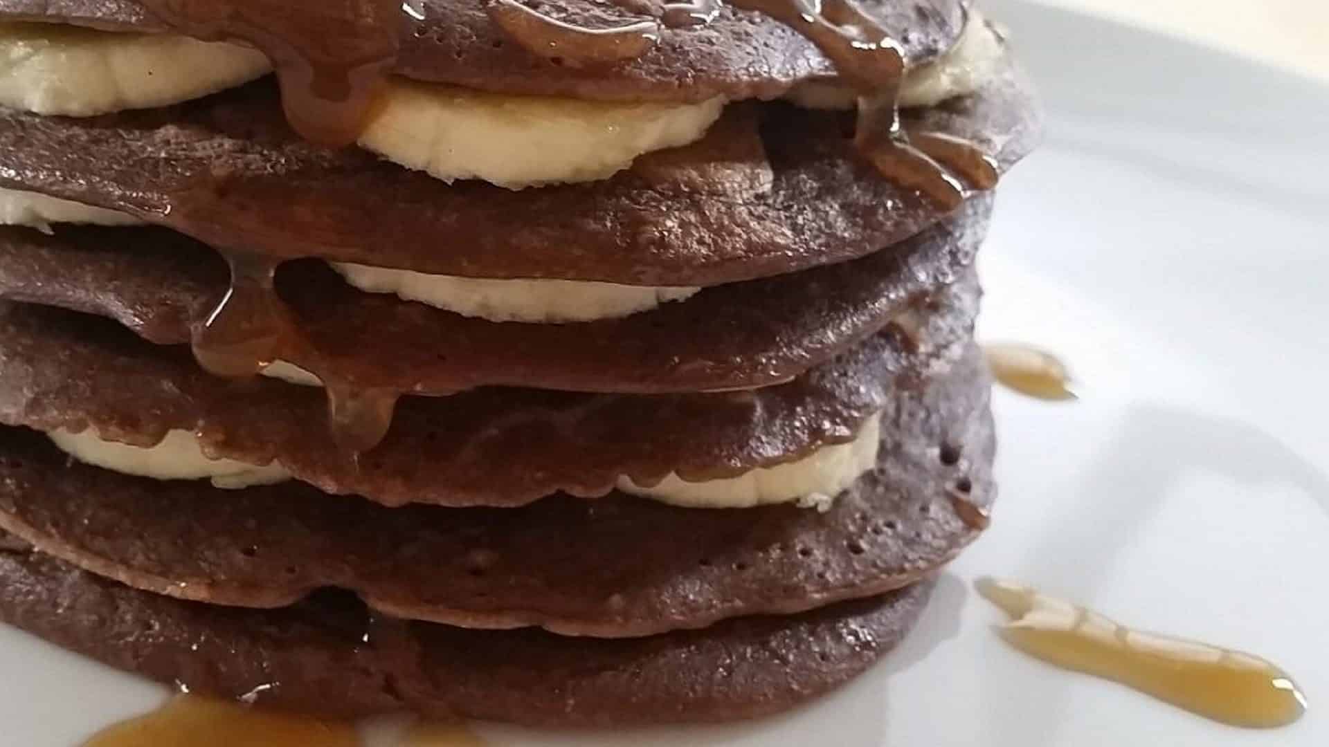 Pancakes de chocolate y plátano