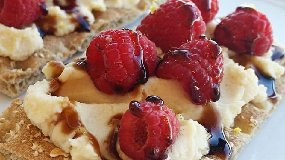 Tostada con hummus y frambuesas