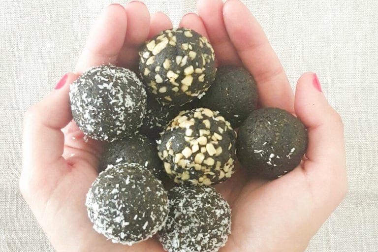 Bolitas energéticas de dátiles y coco