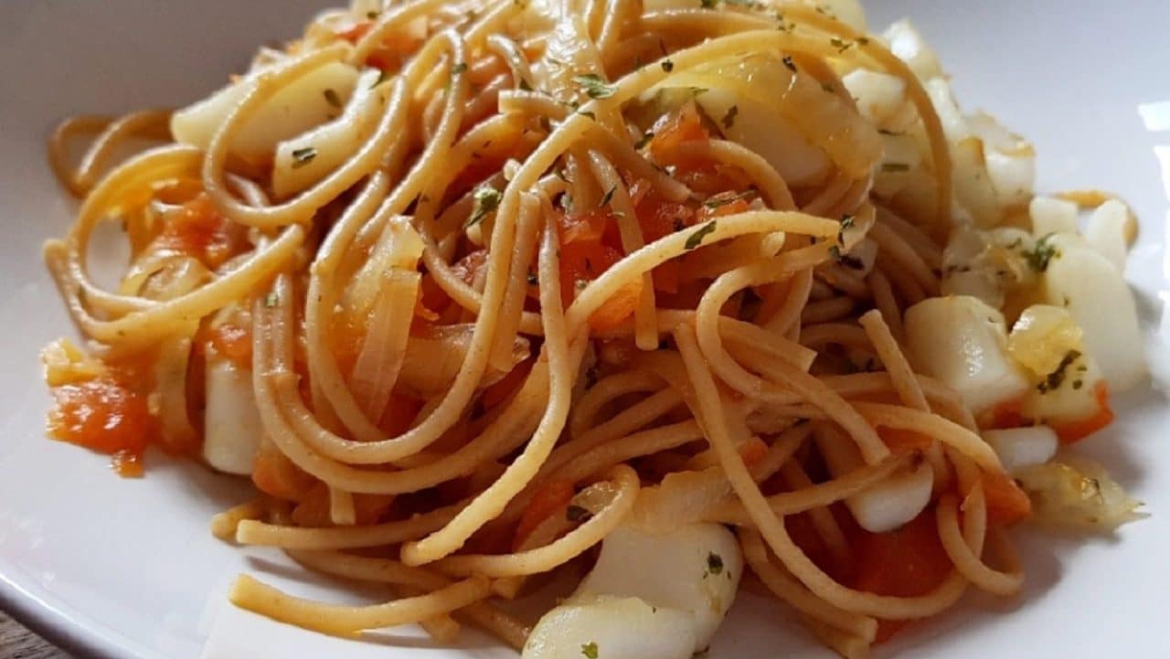 Espaguetis con sepia y tomate