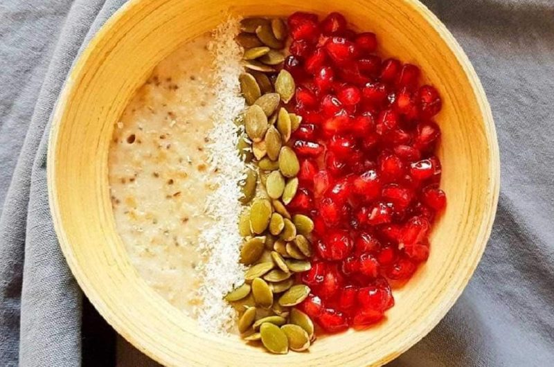Porridge básico de avena con granada, semillas y coco