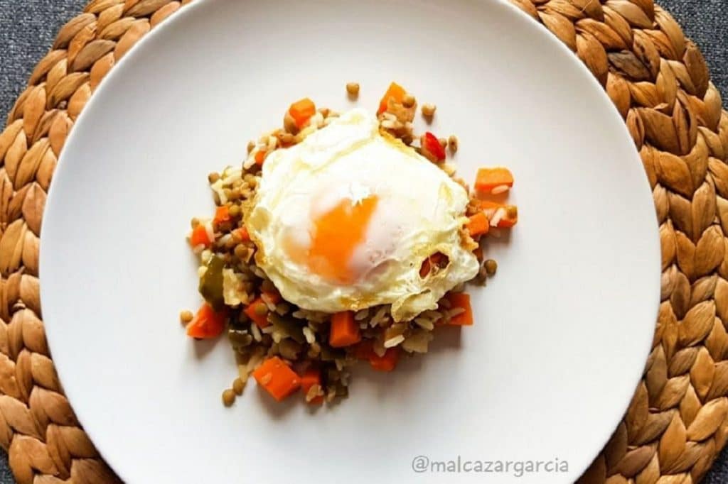 Huevo con verduras de arroz y legumbres