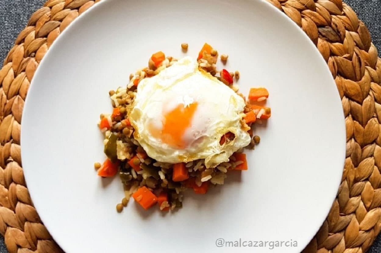 Huevo con verduras de arroz y legumbres