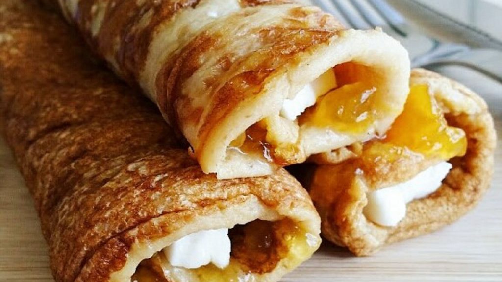 Crepes de avena rellenos de queso y mermelada