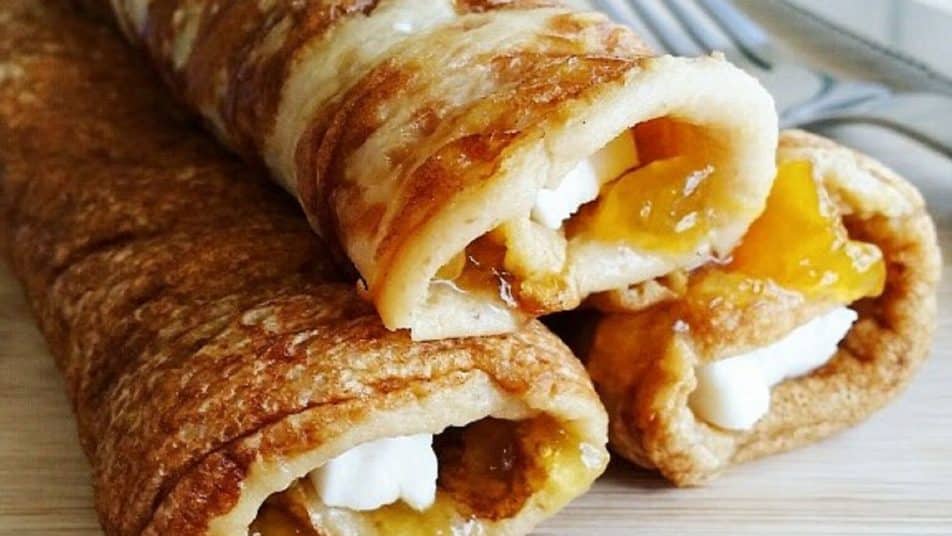 Crepes de avena rellenos de queso y mermelada