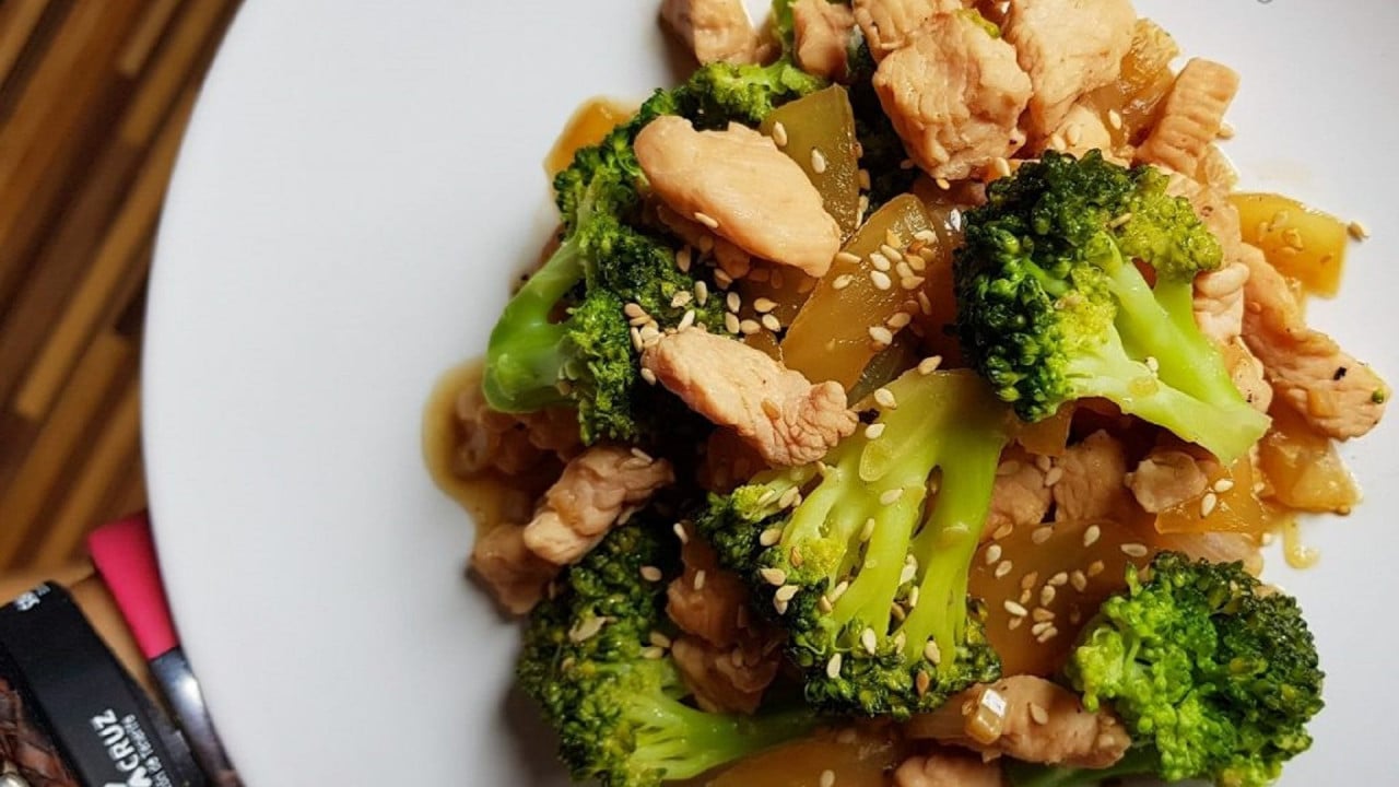 Pollo con brócoli estilo oriental