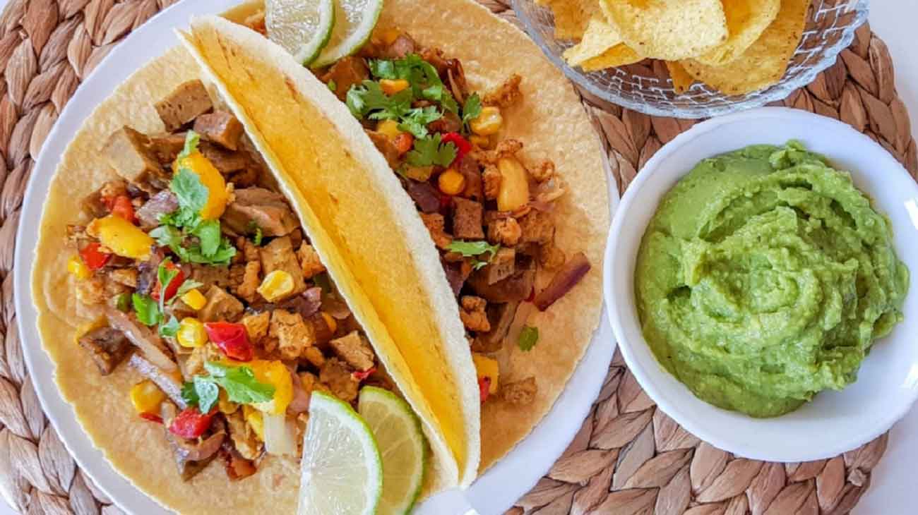 Unas fajitas veganas acompañadas de guacamole