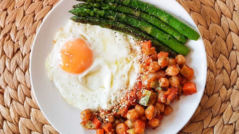 Pisto de garbanzos con huevo a la plancha