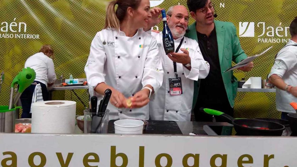 María Alcázar cocinando con Inmaculada Heredia en el concurso AOVE Blogger