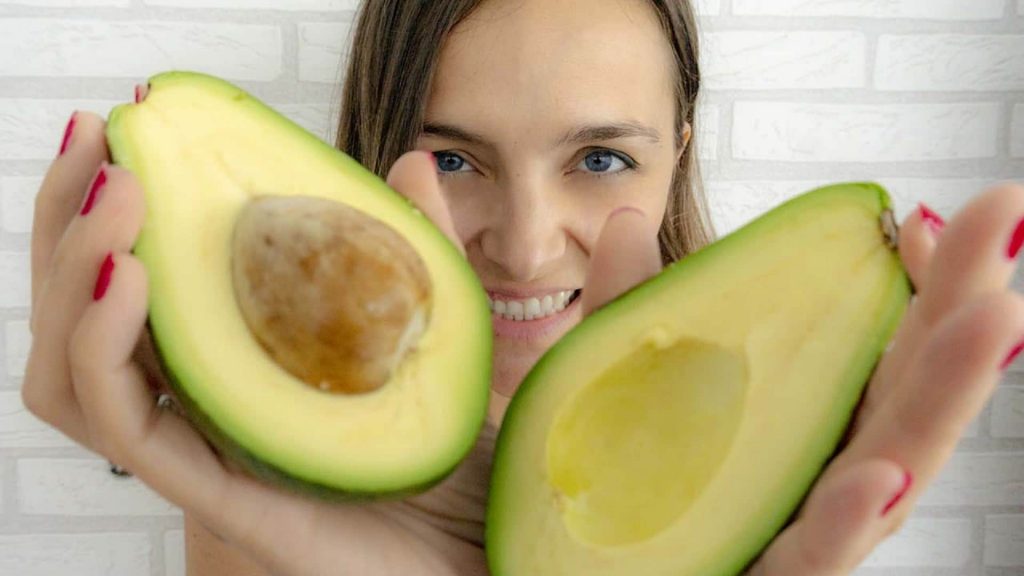 María Alcázar posa con un aguacate