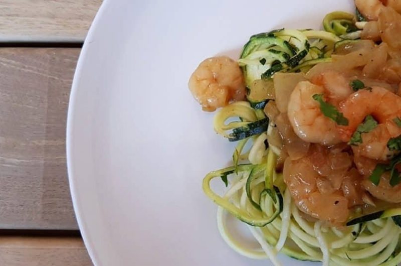 Tallarines de calabacín con gambas al curry