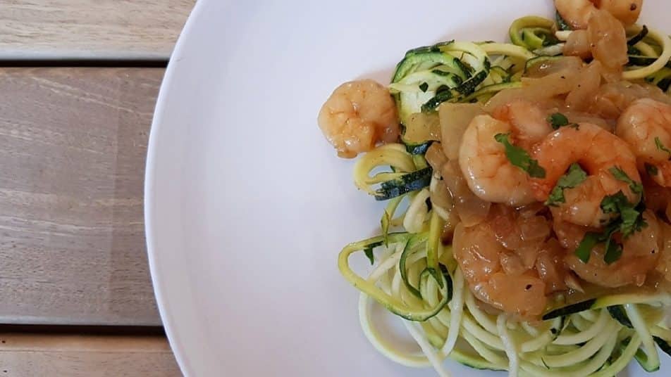 Tallarines de calabacín con gambas al curry