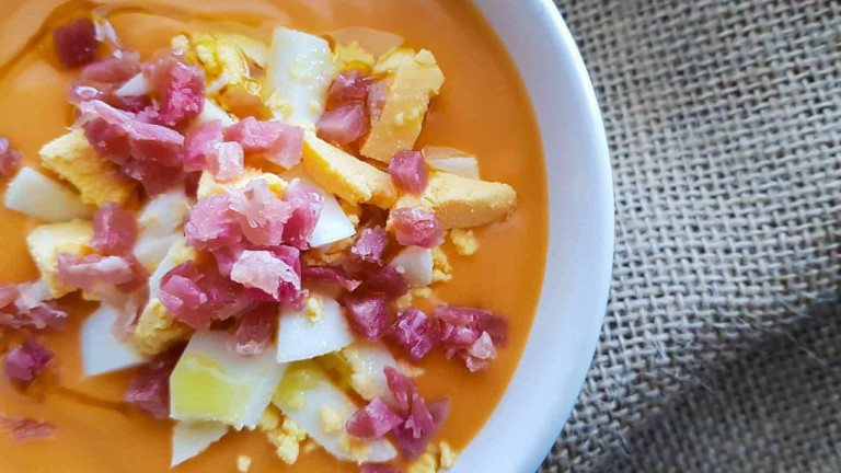 Salmorejo con pan integral de espelta