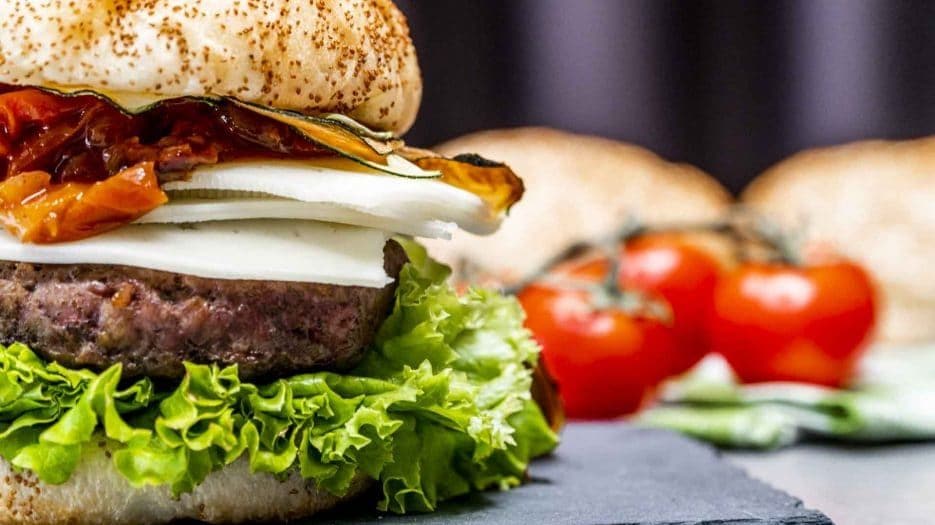 hamburguesa con chutney y chips de calabacín