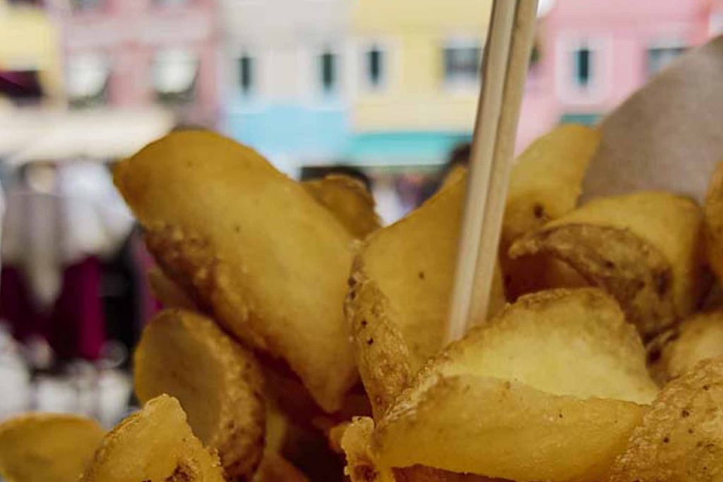 Patatas y pescado y marisco fritos en la isla de Burano