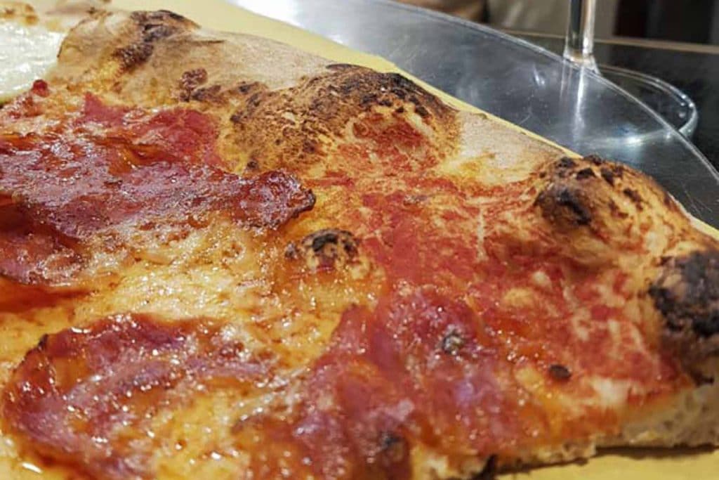 Comiendo pizza para llevar en Antico Forno