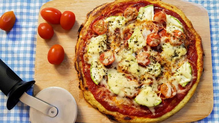 Pizza con base de pollo para dieta keto