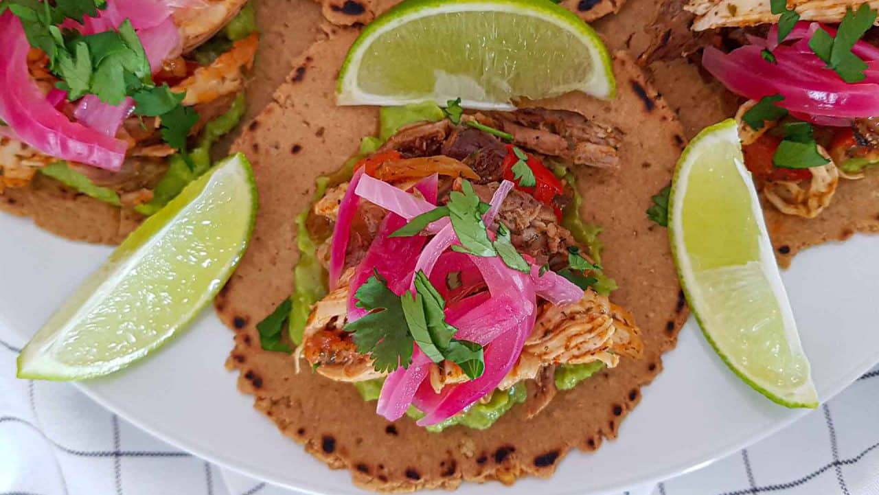 Tacos de gofio con ropa vieja canaria