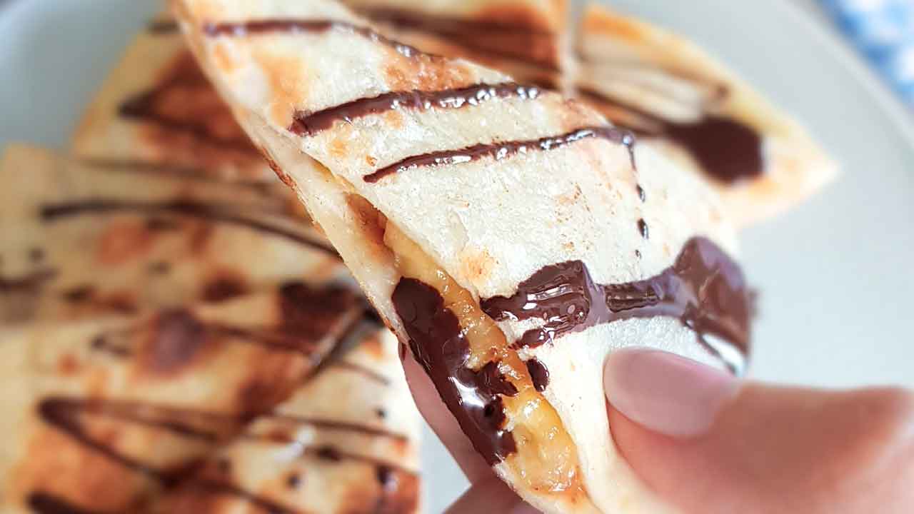 Quesadillas dulces con crema de cacahuete y chocolate