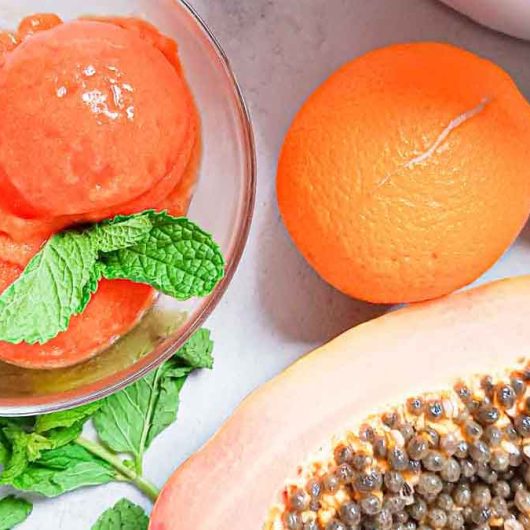 Un helado de sorbete de papaya naranja