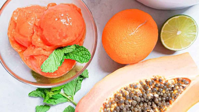 Un helado de sorbete de papaya naranja