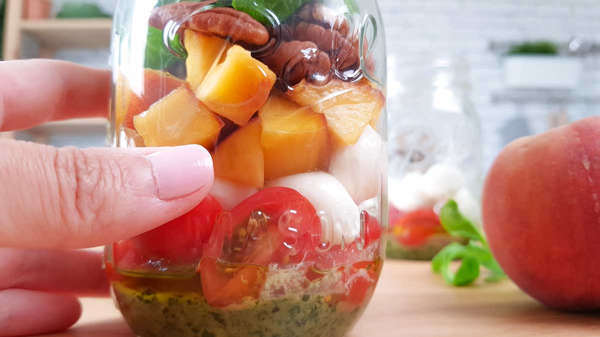 Ensalada caprese con melocotón en tarro