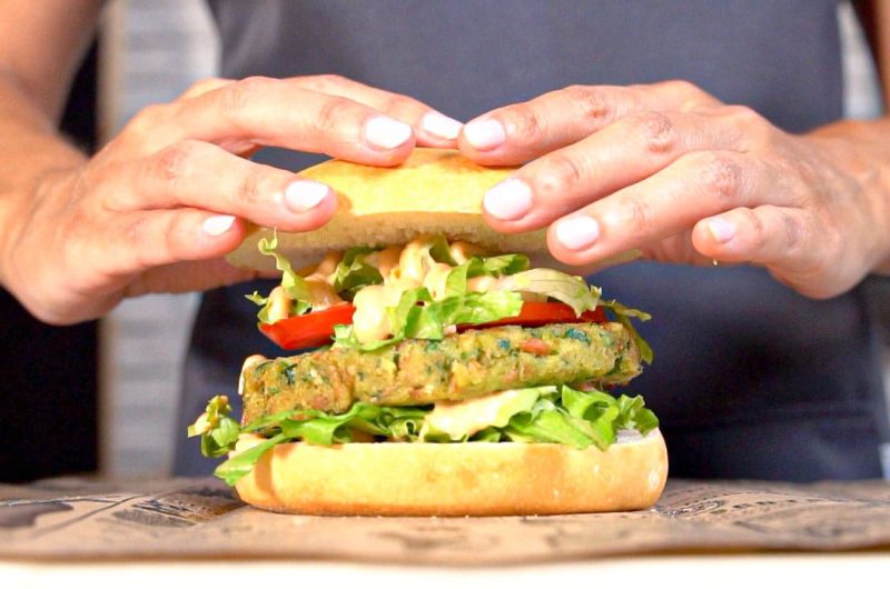 Hamburguesa de atún con salsa especial
